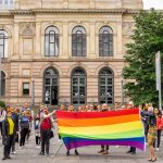 Regenbogenfahne visualisiert sexuelle und geschlechtliche Vielfalt