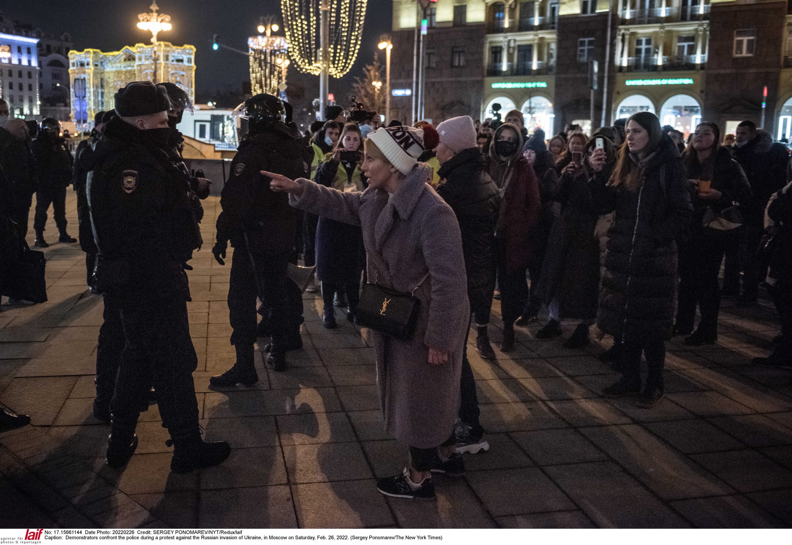 Demonstrantinnen in Moskau konfrontieren die Polizei während eines Protests gegen die russische Invasion der Ukraine (Samstag, 26. Februar 2022).